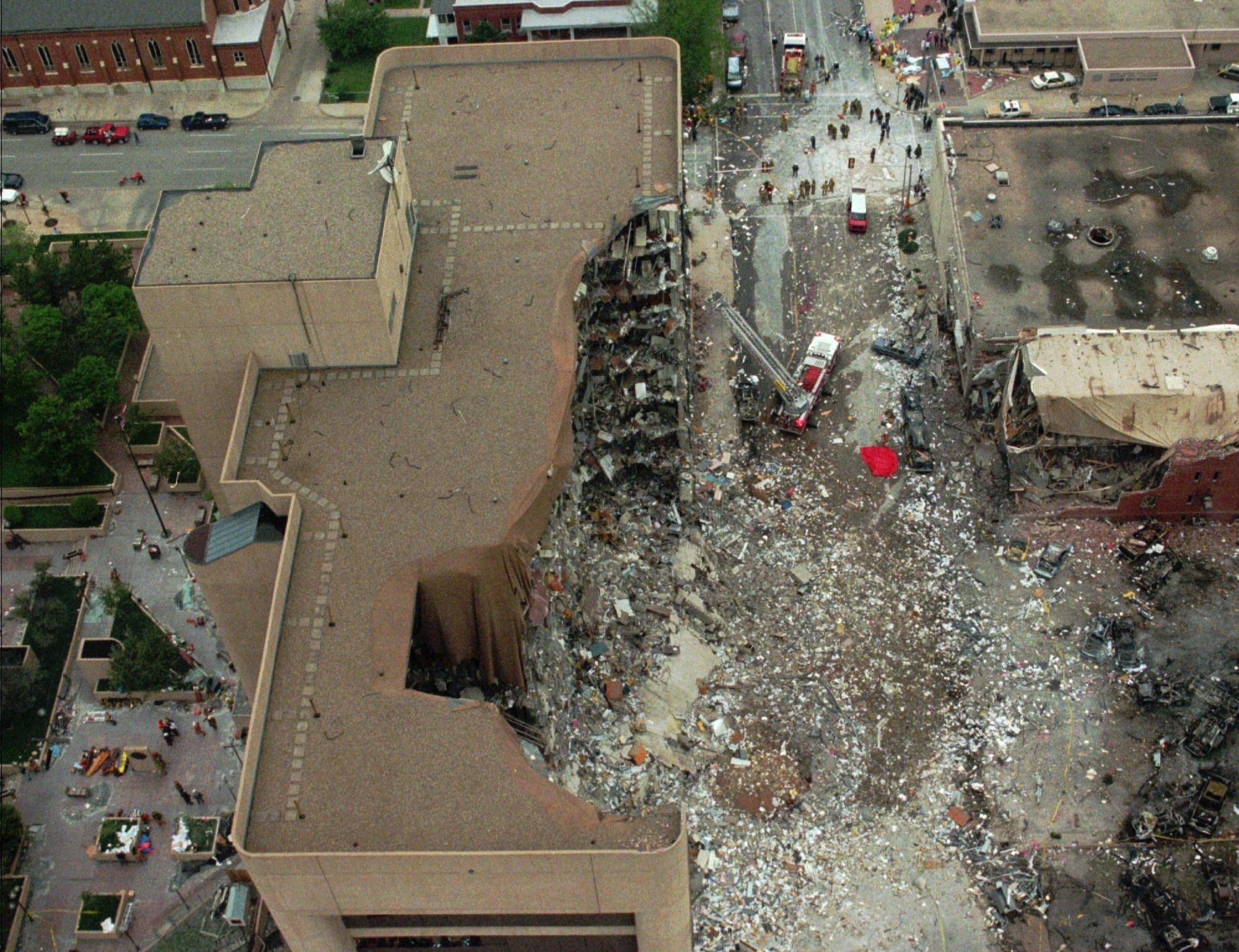 Фото после теракта. Теракт в Оклахома-Сити 1995. Оклахома-Сити 19 апреля 1995. Тимоти Маквей Оклахома Сити. Теракт в США 1995 Оклахома.